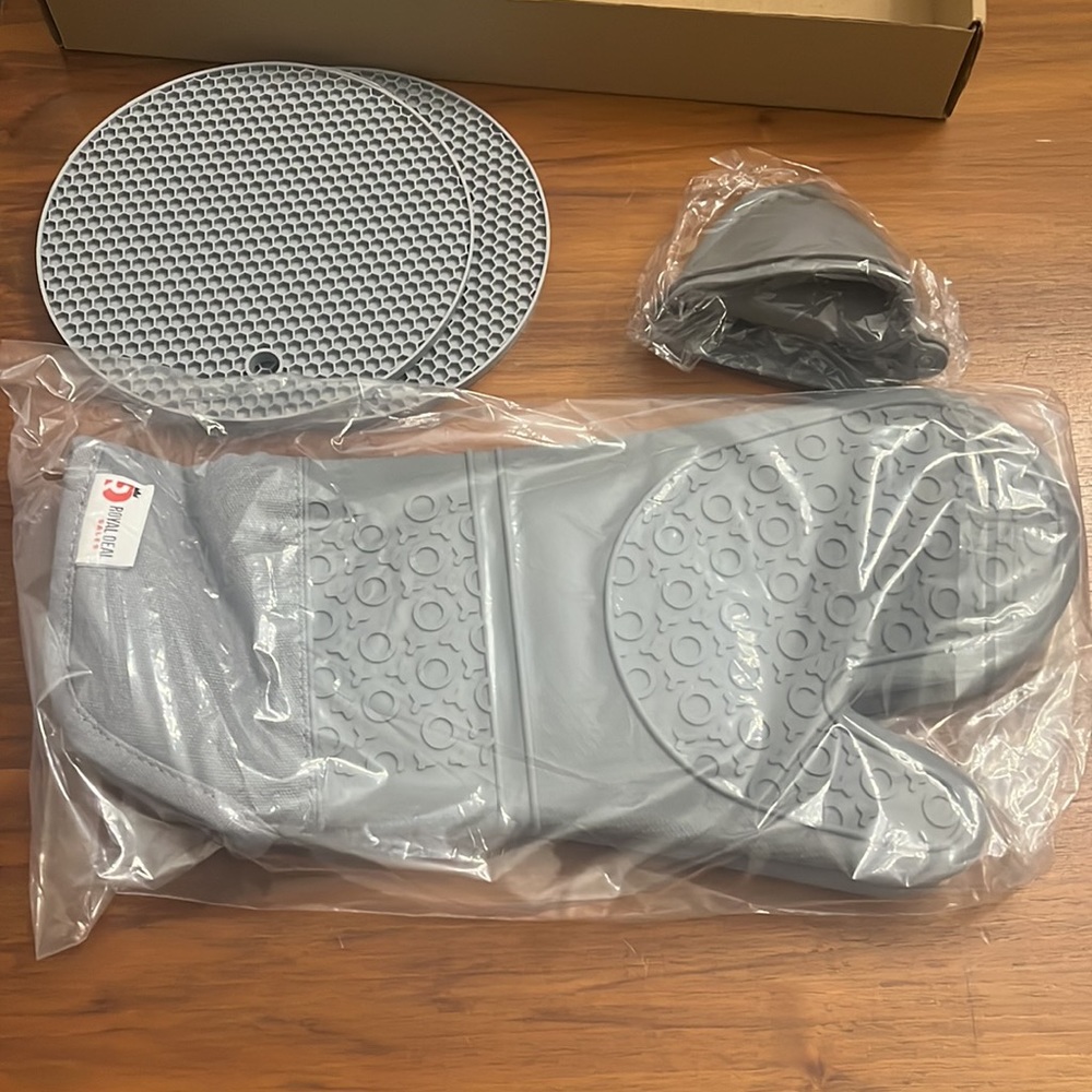 New Silicone Oven Mitts and Trivet Set in Gray
